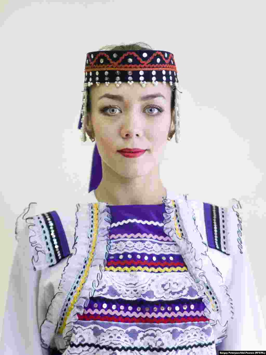 Давыдова Света, 24 года, студентка и артистка балета "У меня мама мари. По-марийски я понимаю, но почти не говорю. Сейчас я не хожу в священные рощи, хотя и была там несколько раз. Есть чувство, что это мне близко, но все времени нет. В Чувашии представлялась как мари, тут в Марий Эл &ndash; наоборот. Хотя признаюсь, древняя история народа склоняет меня к тому, что внутри себя ощущаю больше марийкой. В лесу хочется тактильно ощущать его, прикасаться. Особенно перед важными событиями в жизни".