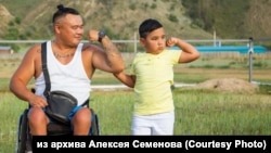 Алексей Семенов с сыном перед полетом на параплане