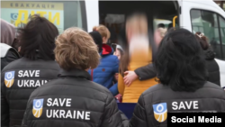 Родные и волонтеры Save Ukraine встречают детей, возвращенных в Украину