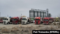 Грузовики на КПП Хоргос на 2024 на границе Казахстана и Китая. Область Жетысу, 20 марта 2024 года