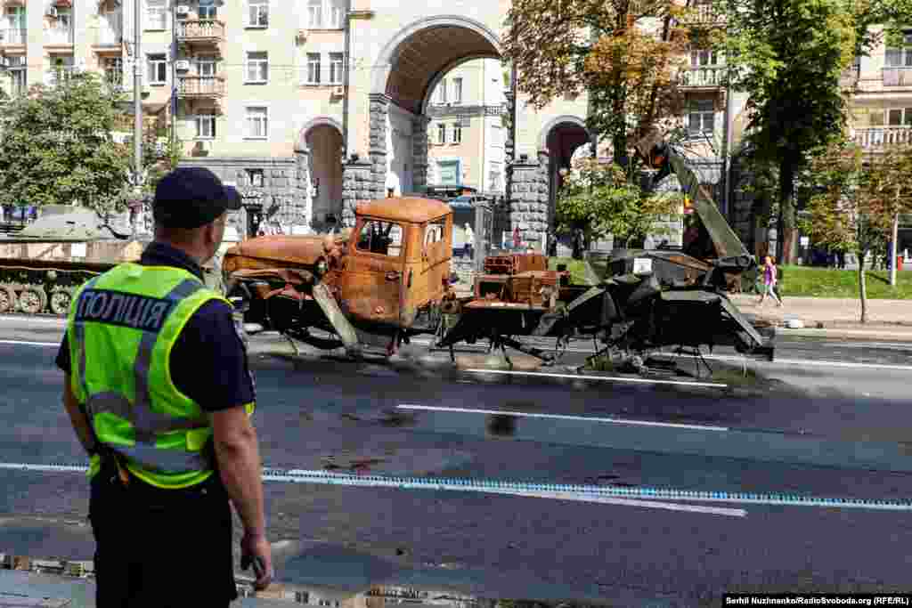 Полицейский наблюдает за процессом размещения подбитой российской техники на Крещатике в Киеве. 21 августа 2023 года. Президент России Владимир Путин 13 июня ответил на вопрос российских военкоров о том, есть ли в планах так называемой СВО в Украине новая попытка захватить Киев. "Нужно ли нам идти в Киев? Если да, то нужна новая мобилизация, если нет, то не требуется. Сейчас пока необходимости в мобилизации нет", &ndash; сказал Путин