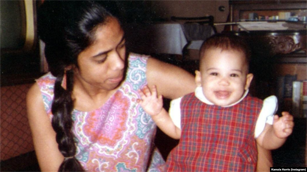 Мать Камалы Харрис &ndash;&nbsp;индийского происхождения, отец &ndash;&nbsp;родом с Ямайки. На День матерей в этом году Камала Харрис сделала следующую запись у себя в инстаграме: "У моей матери, д-ра Шьямалы Гопалан, были две жизненные цели: излечиться от рака груди и вырастить меня и мою сестру. Я скучаю по ней каждый день и часто вспоминаю ее. Я горда быть ее дочерью. Счастливого Дня матерей!" 