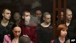 За стеклом заключенные украинские граждане в суде в Ростове-на-Дону, большинство из них военнопленные, бойцы полка "Азов". Россия, Ростов-на-Дону, 14 июня 2023 года