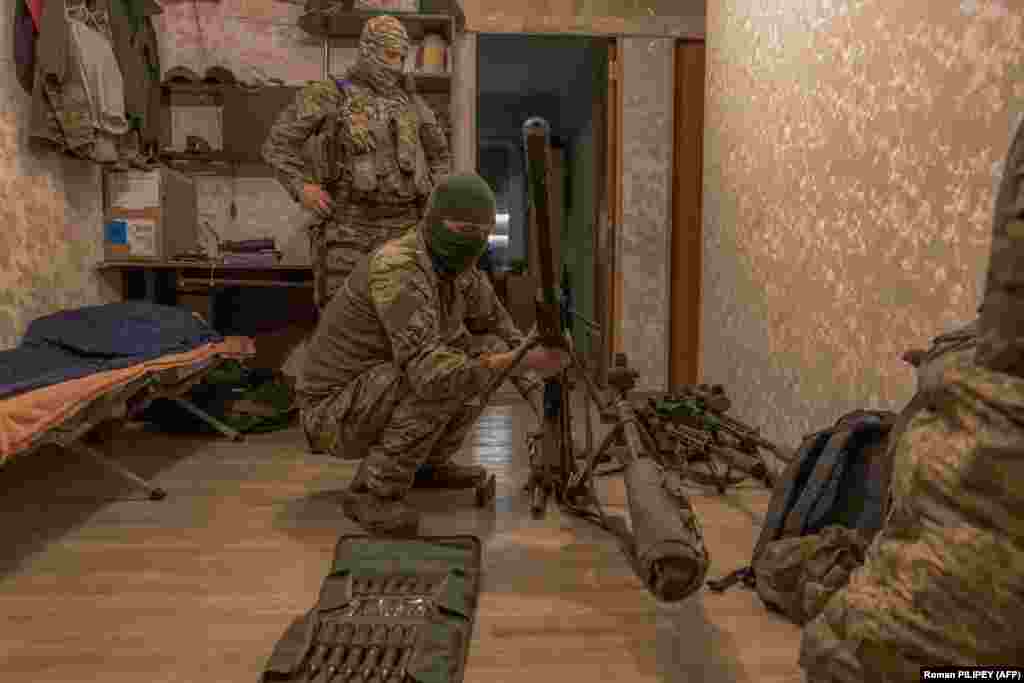 Кузя &ndash; голубоглазый военный высокого роста. Он осматривает свое оружие и отказывается говорить о том, сколько целей уничтожил. Признается, что нервничал, когда впервые по-настоящему стрелял из снайперской винтовки.&nbsp;Удачный выстрел произвел только с третьей попытки.&nbsp;С тех пор с этим проблем не было. "Не может быть никаких сомнений, когда спускаешь курок, &ndash; говорит Кузя.&nbsp;&ndash; Черт, он враг для меня.&nbsp;Это он пришел ко мне домой.&nbsp;Я к нему не приходил"