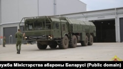 Самоходная пусковая установка с ракетами "Искандер-М" возле первого ангара, построенного для них на территории воинской части в Осиповичах. 30 августа 2023 года