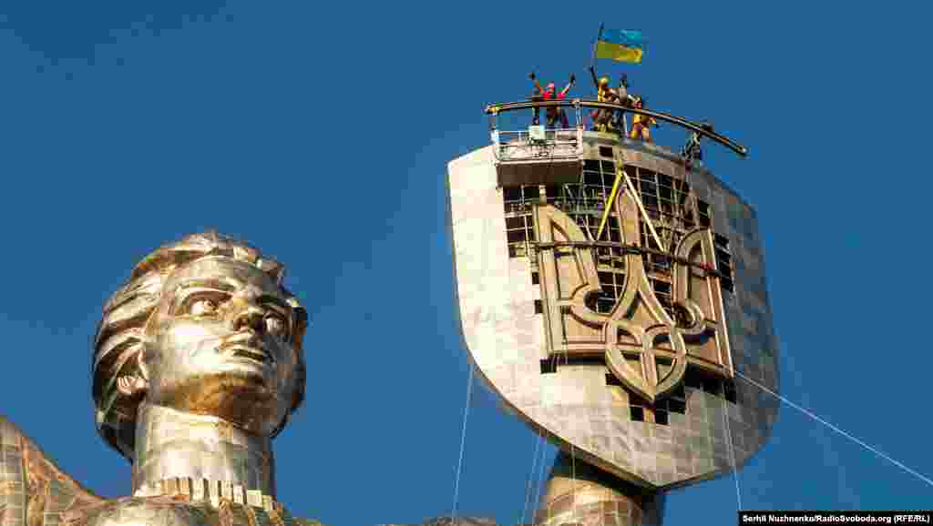 Автор герба&nbsp;&ndash; скульптор Алексей Пергаменщик. "С середины мая я почти не спал, почти не ел и не видел семью. Постоянно занимался, общался с автором герба, который был утвержден на законодательном уровне в 1992 году. Мы с ним общались, как геральдически правильно изобразить герб на скульптуре. Абсолютно ничего не меняли в плане пропорций самого герба: все радиусы, углы и все соотношения идентичны тем, которые прописаны в Конституции",&nbsp;&ndash; рассказал скульптор изданию "Страна".