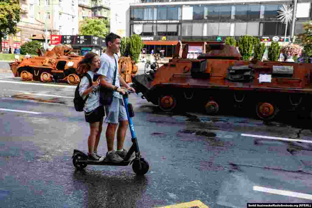 Уничтоженная силами обороны Украины российская военная техника на Крещатике.&nbsp; Мэр Киева Виталий Кличко из-за риска российских ракетных ударов сообщил об "отдельном поручении" по недопущению массовых мероприятий на День национального флага &ndash; 23 августа и на День Независимости &ndash; 24 августа. Киев, 21 августа 2023 года