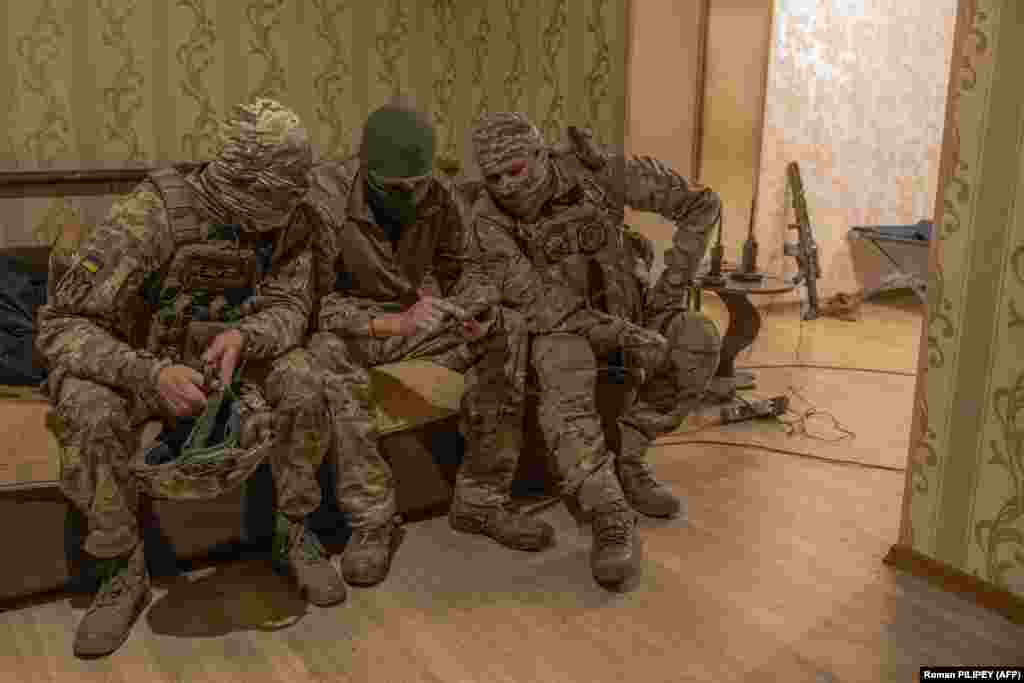 Кузя (в центре) учился в украинской школе снайперов у опытных бойцов.&nbsp;Но и о навыках русских снайперов отзывается с уважением. "Давайте будем честными, лучшие снайперы тренируются в Америке&hellip; и в России.&nbsp;Они всю жизнь воюют &ndash; в Афганистане и в Чечне", &ndash; говорит он. И добавляет: "Нельзя считать, что враг слабее"