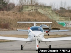 Пилот приближается к взлетно-посадочной полосе на авиабазе Миловице в марте 2025 года