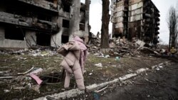 Обломки здания, разрушенного российскими обстрелами, в Бородянке. Киевская область, 10 апреля