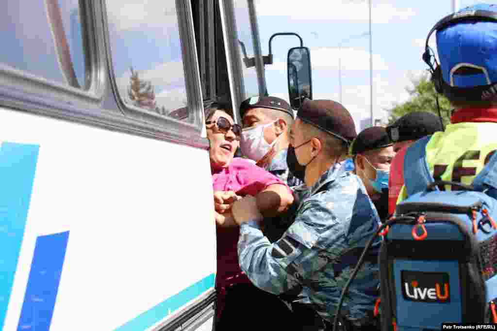 С прилегающей к площади в Нур-Султане территории отъехали три автобуса с задержанными. Люди кричали из автобусов: "Свободу!"