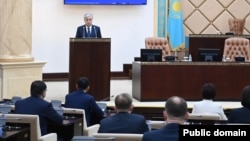 Токаев выступает в Сенате Казахстана в январе 2023 года