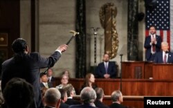 Во время выступления Трампа из Палаты представителей вывели демократа Эл Грина, так как он пытался прервать речь президента