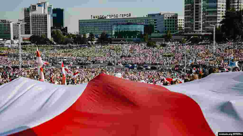 Более 200 тысяч человек с бело-красно-белыми флагами пришли к стеле "Минск &ndash; город-герой" во время Марша свободы 16 августа.