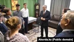 Касым-Жомарт Токаев в школе в Уштобе, которая носит имя его отца, декабрь 2024 года