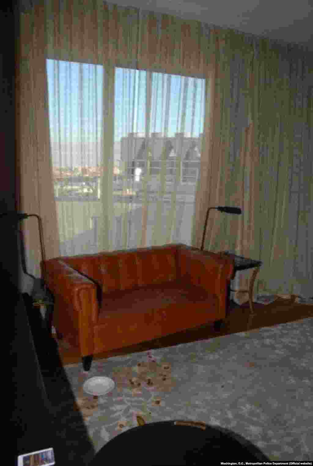 В начале нулевых Лесин играл важную роль в переводе под контроль Кремля федеральных телеканалов, включая НТВ; он также был основателем телеканала Russia Today. Большие деньги Лесин заработал на своей компании "Видео Интернешнл", которая была крупным игроком на рекламном рынке на постсоветском пространстве и в Восточной Европе