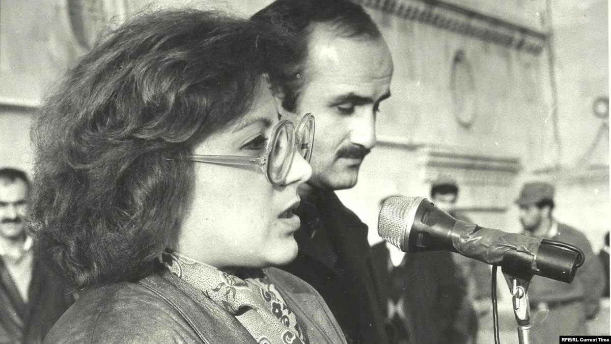 Лейла Юнус митингіде сөз сөйлеп тұр.