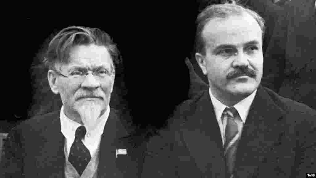 Вячеслав Молотов (на момент смерти Сталина - народный комиссар иностранных дел СССР, на фото - справа, с Михаилом Калининым) &mdash; британский актер Майкл Пэлин. Пэлин -&nbsp;один из участников группы "Монти Пайтон", а также был президентом&nbsp;Королевского географического общества: сейчас он в основном занимается телефильмами о путешествиях. Молотов - один из верных соратников Сталина в борьбе с его политическими противниками&nbsp;&mdash; именно он начал кампанию против Льва Троцкого, Григория Зиновьева и Льва Каменева. Также именно на его счету самое большое количество подписанных расстрельных списков на высших чиновников (эти документы составлялись для рассмотрения дел в закрытом и упрощенном порядке) - больше чем у самого Сталина&nbsp;