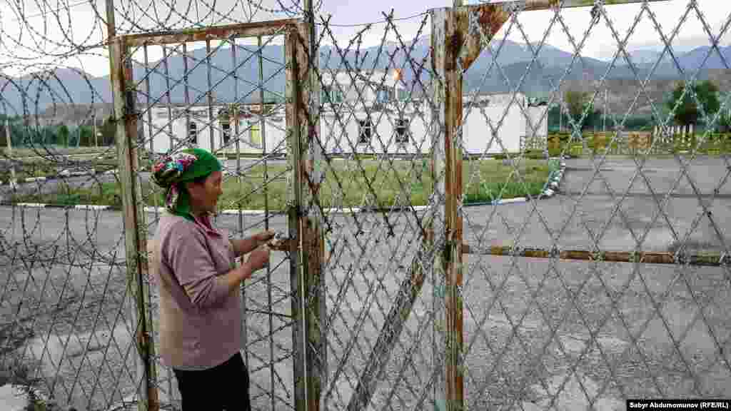 Самолеты в Казарман начали летать в 1950-е годы. Сначала там была построена полоса для легкомоторных самолетов. Позже, когда начал работу золоторудный комбинат "Макмалалтын", полосу расширили &nbsp;