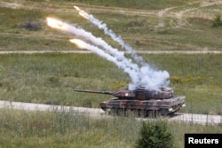 Греческий танк "Леопард" запускает осветительные ракеты на учениях НАТО "Немедленный ответ" с принимающими странами: Албанией, Болгарией, Хорватией, Грецией, Косово, Черногорией и Северной Македонией, на военной базе Криволак, Северная Македония, 2 июня 2025 года, фото Reuters