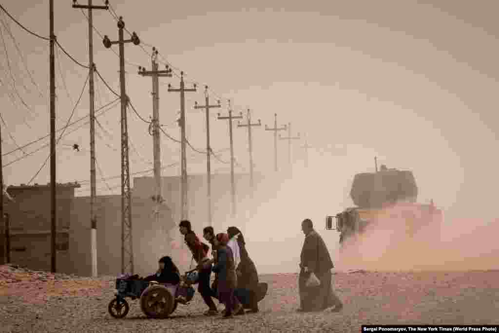 Второй приз в категории "Новости": иракцы бегут из Мосула во время операции по его освобождению от боевиков так называемого "Исламского Государства". Фото &ndash; Сергей Пономарев