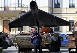 Российский иранский беспилотник "Шахед-136" (Герань-2), новый экспонат выставки под открытым небом в Киеве, 27 октября 2025. Фото AFP