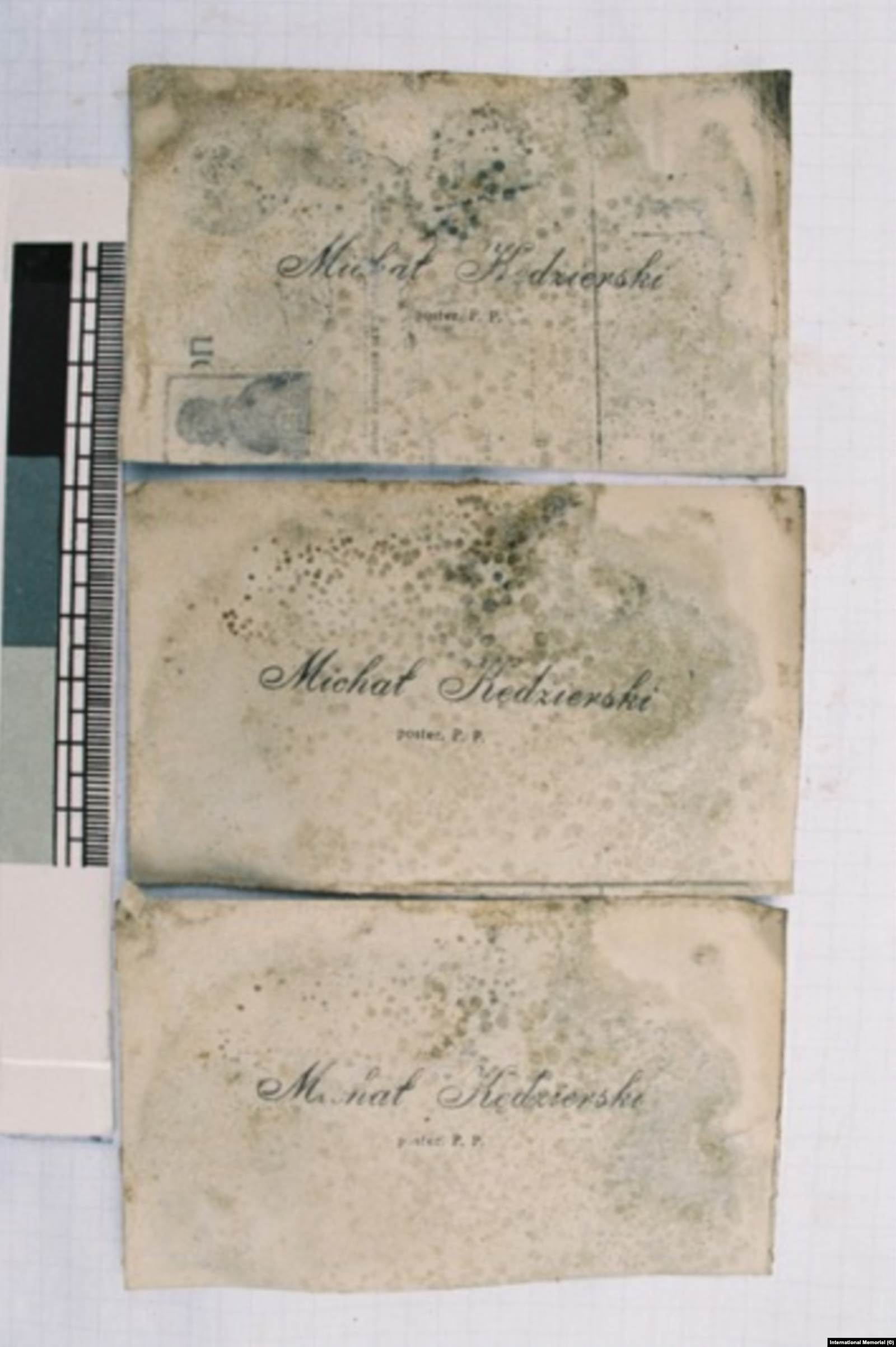 Визитные карточки, обнаруженные при раскопках и эксгумации расстрелянных. Фото: общество "Мемориал"