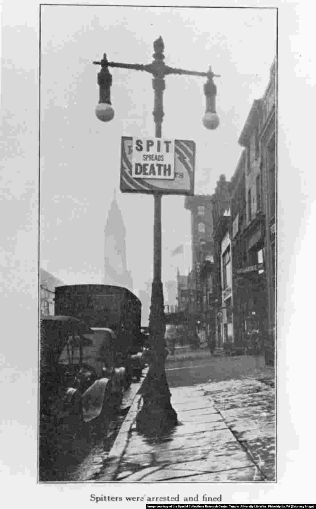 На знаке на столбе рядом с ратушей Филадельфии написано: "Плевок сеет смерть". Власти города повесили такие плакаты на многих столбах и раздавали листовки, в которых советовали, что делать в разгар эпидемии. Они надеялись, что эти меры остановят распространение вируса