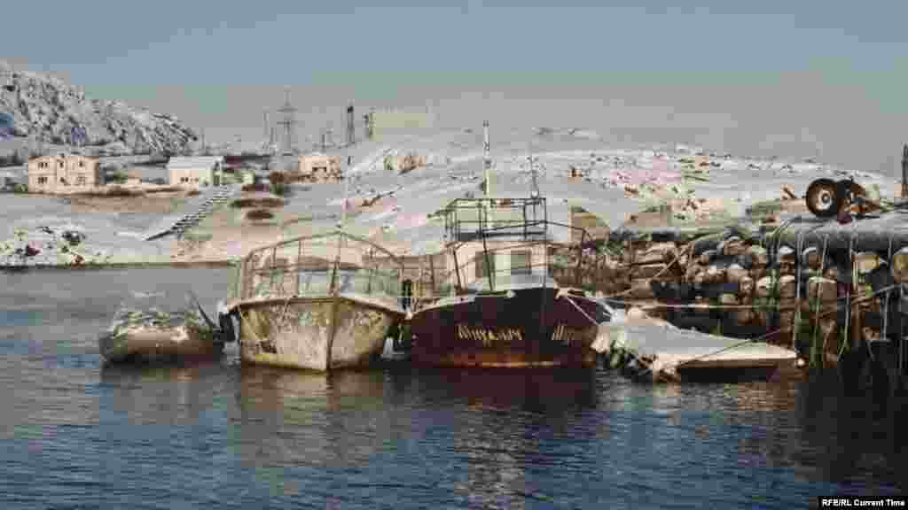 После мирового успеха фильма "Левиафан", который кинорежиссер Андрей Звягинцев снимал в Териберке, село стало преображаться. Сельская разруха на фоне северной красоты стала привлекать туристов со всего мира. Вскоре за ними на берег Баренцева моря подоспел и бизнес