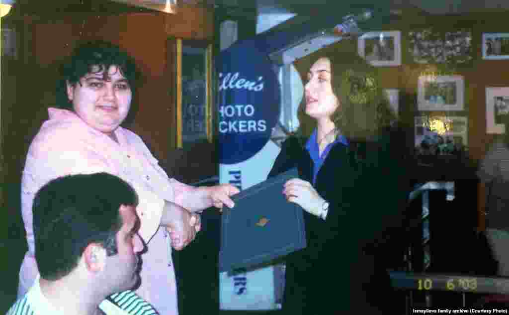 Процесс над журналисткой проходил с многочисленными нарушениями. Власти пытались не пускать родственников и друзей обвиняемой, а также правозащитников в зал, создавая "массовку" из случайных людей, не имеющих отношения к процессу На фото &ndash; Хадидже 27 лет