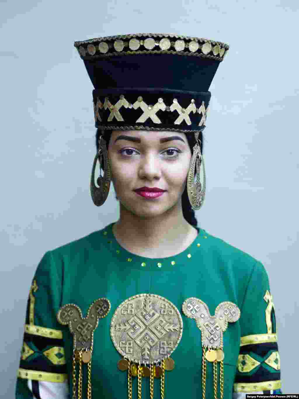 Ивайкова Катя, 22 года, танцовщица "Мой папа мари, а мама русская, и семья более православная, чем обычно бывает в Марий Эл.&nbsp;Лично я себя марийкой не ощущаю, не знаю языка. Как по мне, настоящие марийцы остались только в деревнях, хотя у многих связь с природой осталась. Иногда хочется взять и уйти медитировать в лес. В городе порой перед сном я включаю звуки леса".