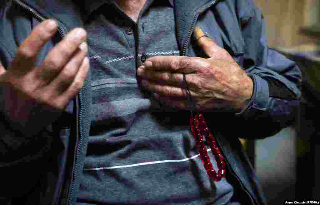 После ухода Али грек Георгиос Каларас перебирает свои четки и говорит журналисту Радио Свобода, что вряд ли его деревня сможет принять еще больше беженцев: "У нас не такая сильная экономика, как в Германии &ndash; нам самим не хватает рабочих мест"