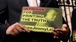 Сын Джимми Лая держит табличку с призывом освободить его отца перед зданием резиденции премьер-министра Великобритании в Лондоне, сентябрь 2025 года