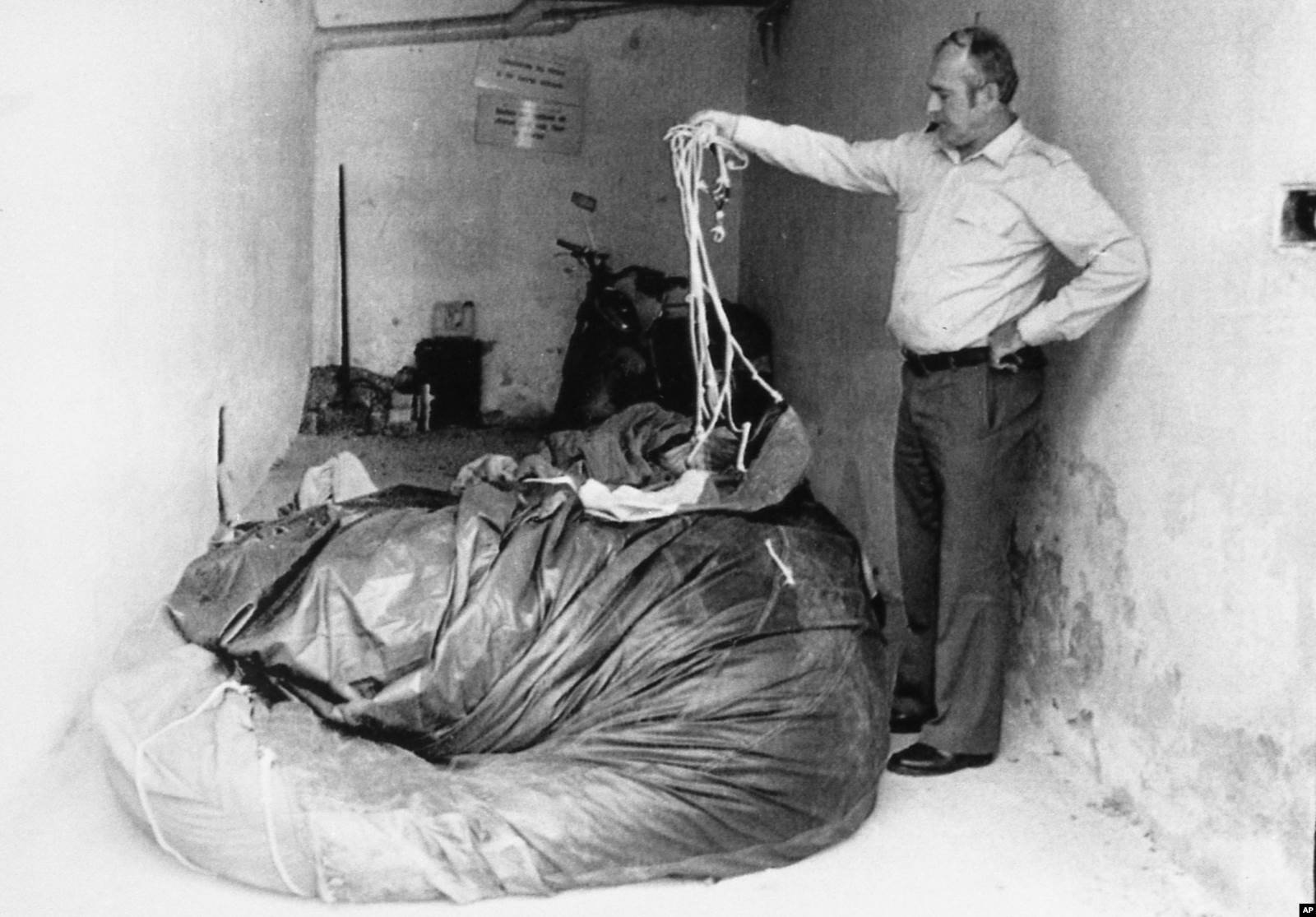  Полицейский демонстрирует шар, на котором семья Гутыра прилетела в Австрию. Вена, ноябрь 1983 года. Фото: AP