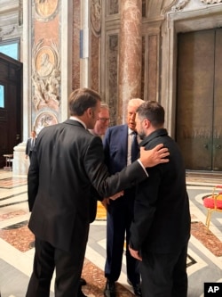 Президент Украины Владимир Зеленский (справа), президент США Дональд Трамп (второй справа), президент Франции Эммануэль Макрон (слева) и премьер-министр Великобритании Кир Стармер беседуют во время похорон Папы Франциска в Ватикане, фото AP