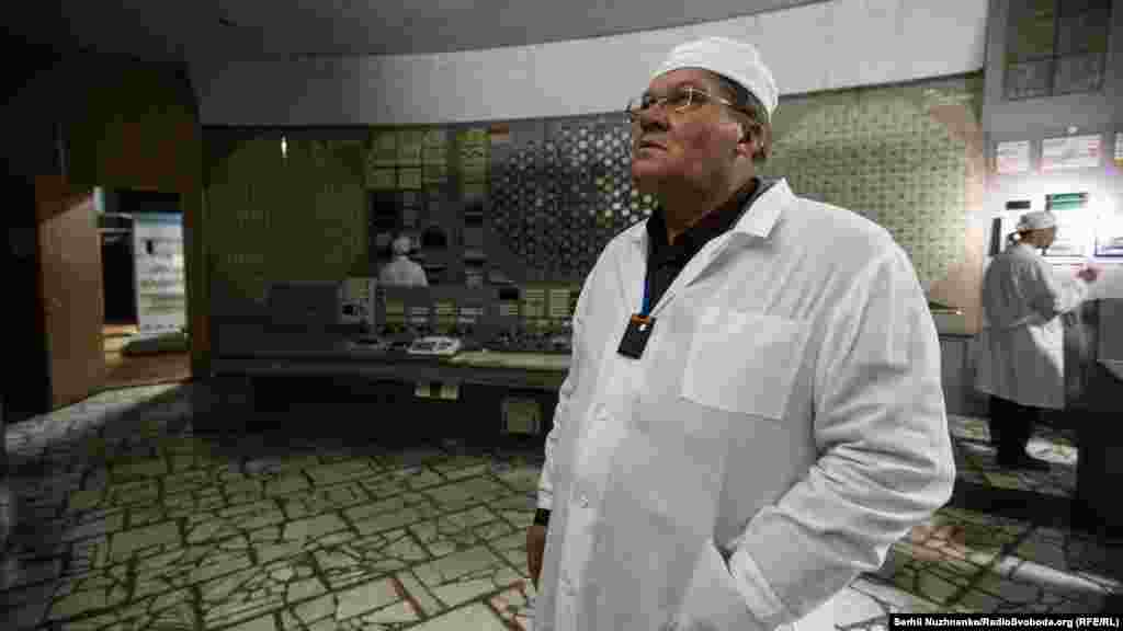 Местом работы Аркадия Ускова был первый блок ЧАЭС, но ночью его вызвали на помощь к коллегам на четвертый. Он вручную открывал засовы для подачи воды в реактор. "Рядом чувствовалась пропасть и "ухая" звуки пара &ndash; такое, что лучше туда не заглядывать. И не отходить"