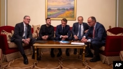 Премьер Великобритании Кир Стармер, президент Украины Владимир Зеленский, президент Франции Эмманюэль Макрон, премьер Польши Дональд Туск и канцлер Германии Фридрих Мертц в Киеве 10 мая 2025 года