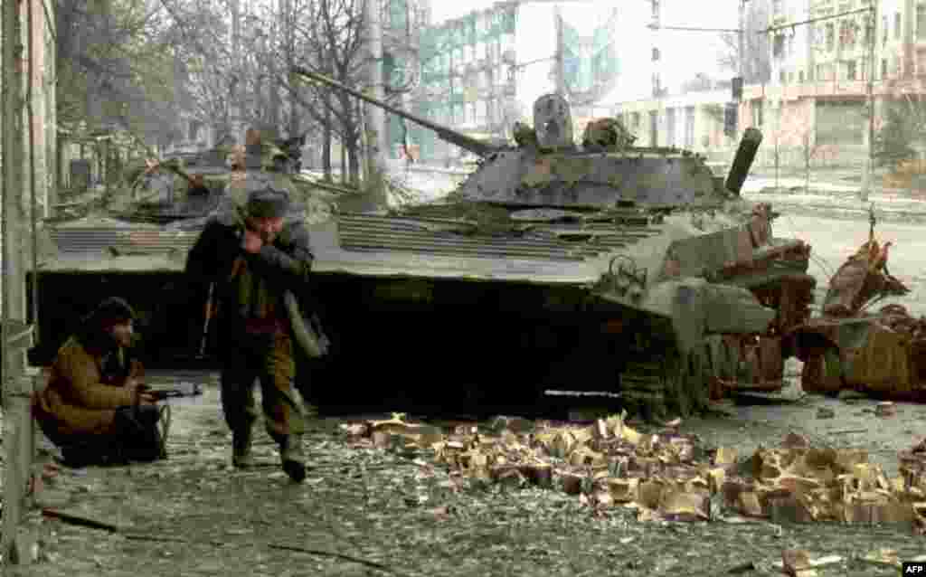 На фото &ndash; чеченские бойцы возле разрушенных русских танков, 10 января 1995 года