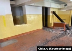Внутри аварийной школы