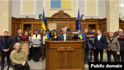 Депутаты от "Европейской солидарности" заблокировали трибуну в Верховной Раде, 2 декабря 2025 года