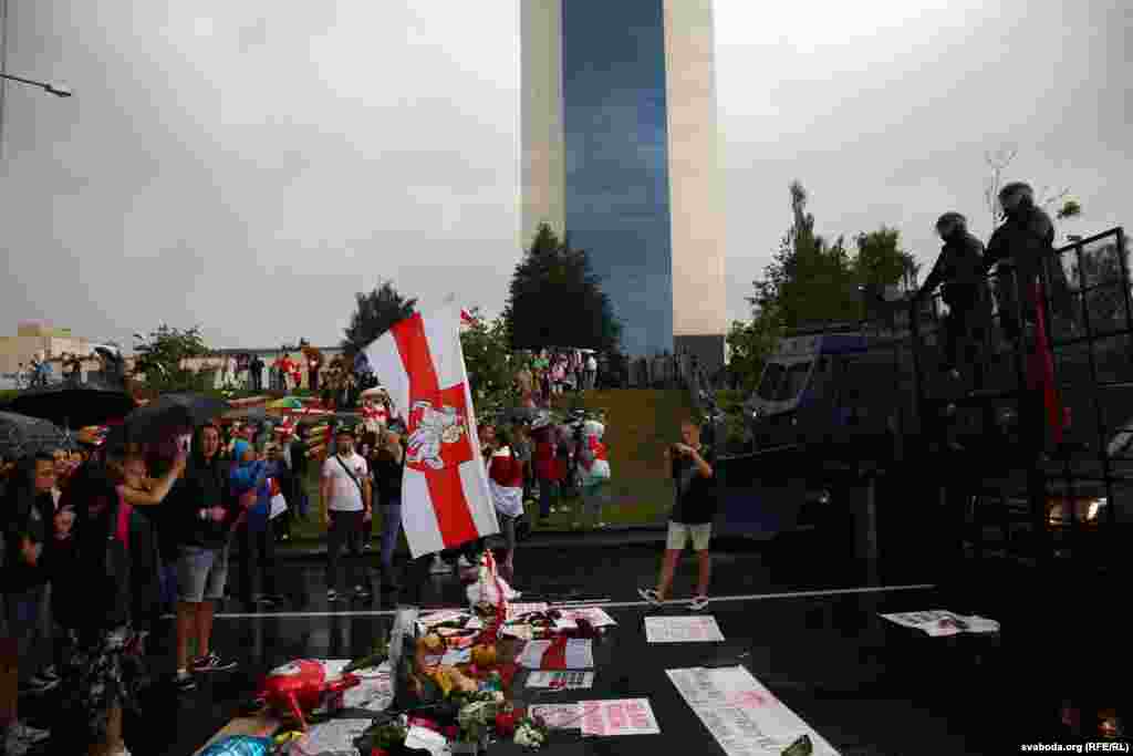 Плакаты и "подарки" люди оставили перед кордоном силовиков