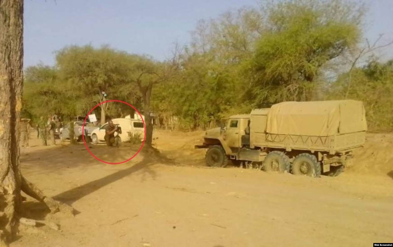 Сотрудник РИА ФАН Кирилл Романовский неподалеку от города Бирао, ЦАР