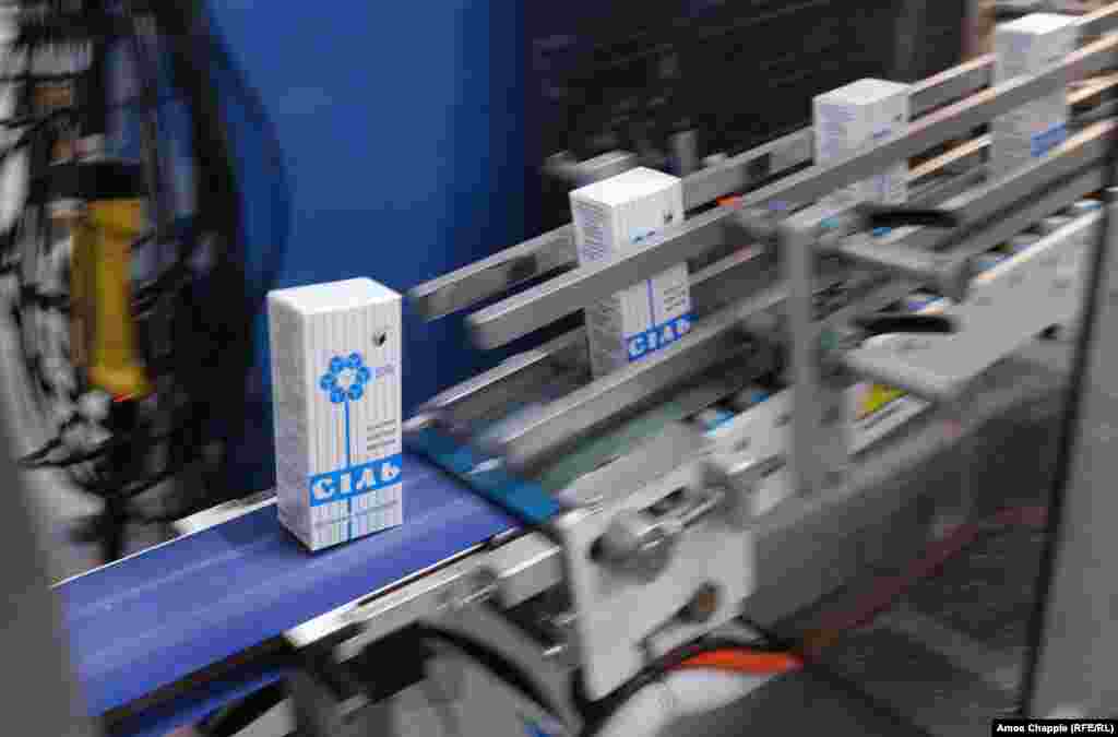 С конвейера сходят бумажные коробки с поваренной солью.&nbsp;"Артемсоль" работала над новым дизайном упаковки, которая привлекла бы внимание западных покупателей