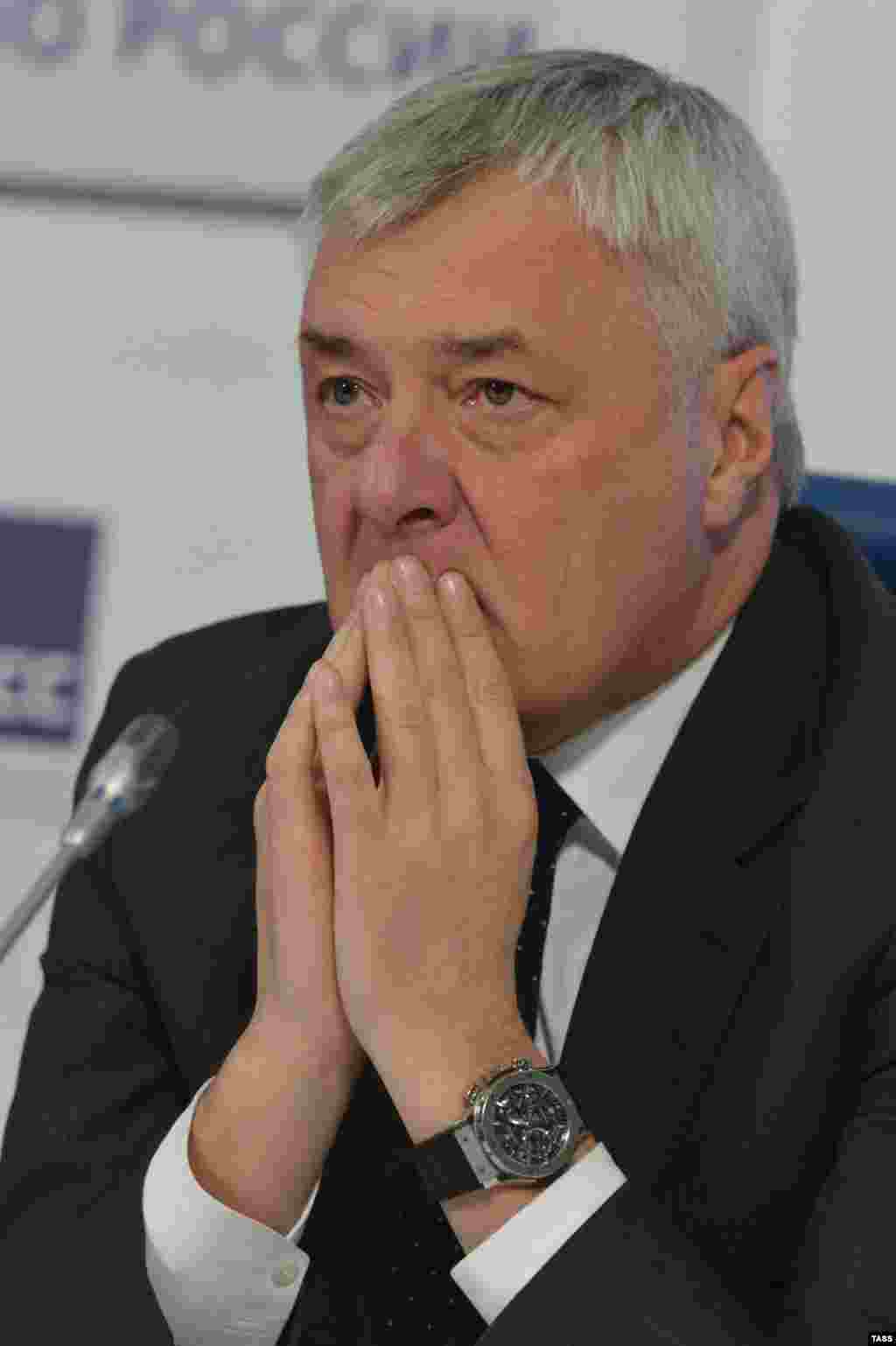 Глава "Ленфильма" Вячеслав Тельнов, возможно, озадачен, называть ли стоимость своих часов или нет