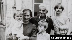 Миша Лощинин у бабушке в Уфе (в центре)