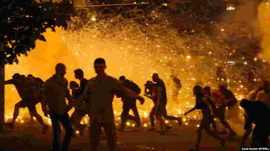 Взрывы светошумовых гранат во время разгона акции протеста в ночь после выборов. Вечером 9 августа, после окончания голосования на президентских выборах, около стелы "Минск &ndash; город-герой" собрались люди, чтобы высказать свое недовольство к нечестной, по их мнению, избирательной кампании. Силовики пытались разогнать протест светошумовыми гранатами.