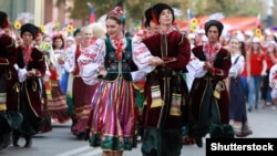 Танцевальное выступление студентов Института культуры в национальных костюмах, Краснодар, 23 сентября 2017 года