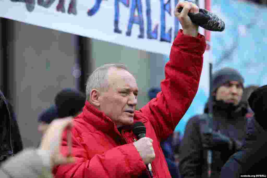 Бывший кандидат в президенты, поэт Владимир Некляев напомнил, что белорусы &ndash; потомки тех, кого называли литвинами. "Их кровь в нашей крови. Не буду агитировать вас защищать Родину, вы и так здесь собрались. Недавно один российский писатель с демократическими взглядами (Дмитрий Быков) обвинил белорусов в том, что они запуганы, деградировали в культурном и политическом смыслах. Но главное, чтобы у нас самих была самоуважение и чувство национального достоинства. Вы здесь, а значит, у вас это есть ", &ndash; заявил Некляев.