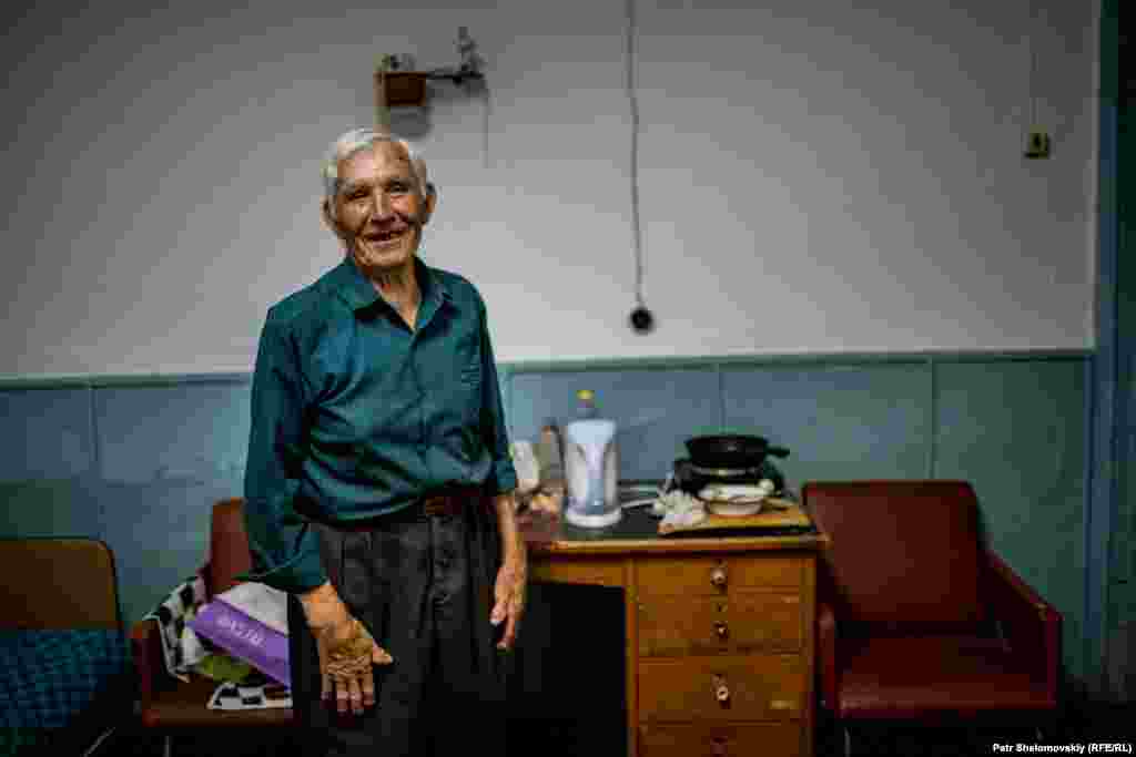 Владимир Прокопьев в "зале ожидания" аэропорта "Хужир", где помещаются двенадцать пассажиров. Ровно столько вмещает самолет Ан-2, который в советские времена летал по маршруту Иркутск-Хужир.