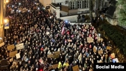 Протестующие против денонсации Стамбульской конвенции в Риге, 29 октября 2025 года. Фото: LTV (Latvijas Televīzija)